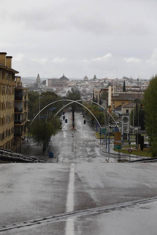 Las calles desiertas de un domingo de coronavirus en Córdoba, en imágenes