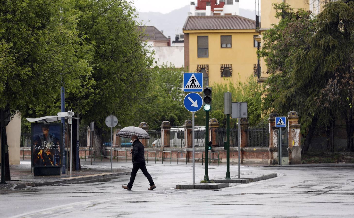 Las calles desiertas de un domingo de coronavirus en Córdoba, en imágenes