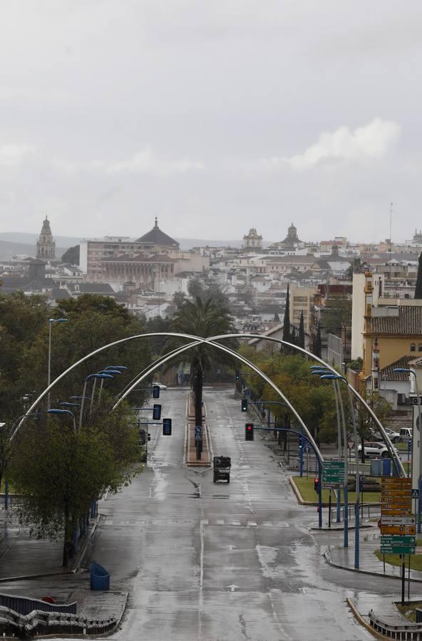 Las calles desiertas de un domingo de coronavirus en Córdoba, en imágenes