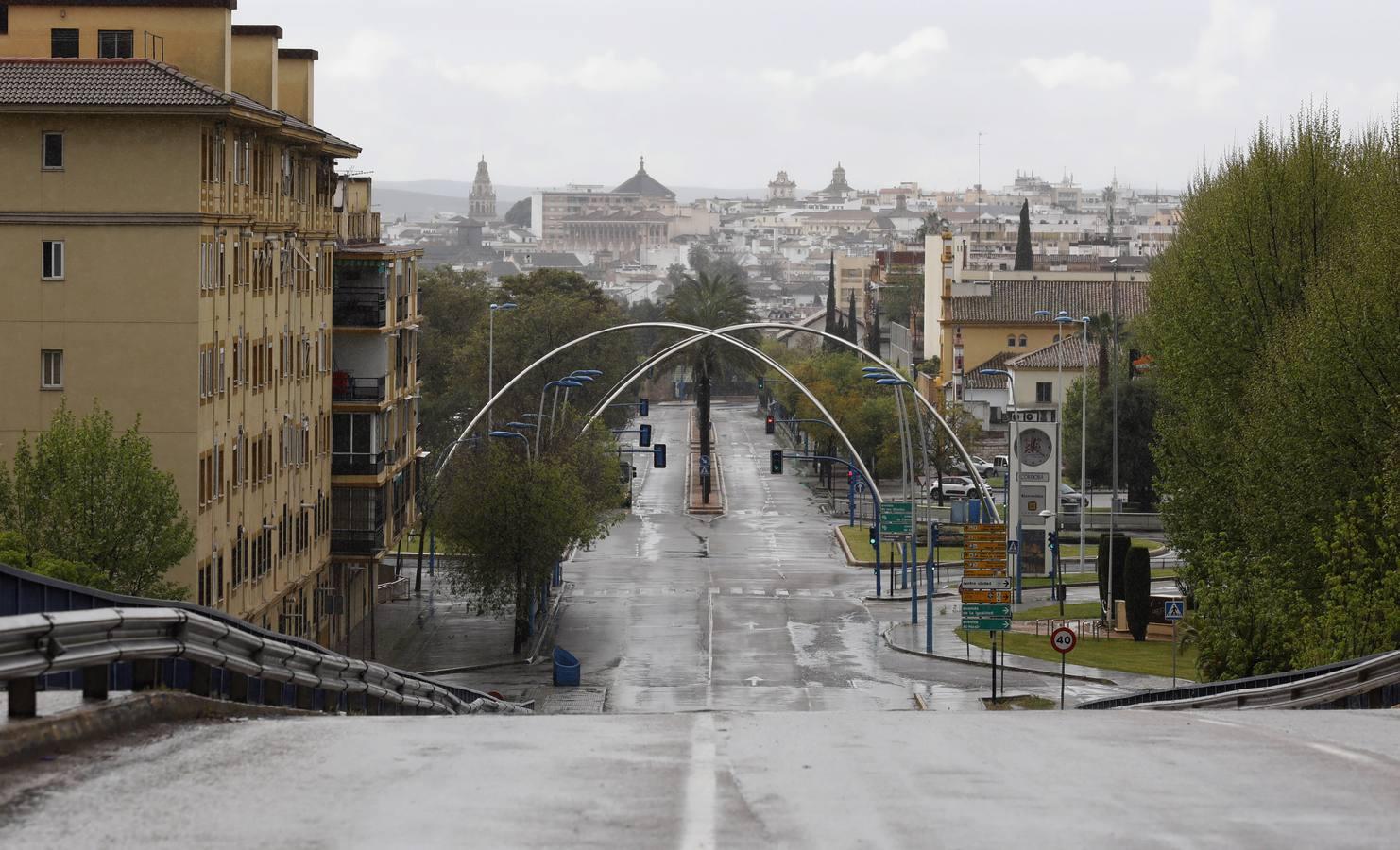 Las calles desiertas de un domingo de coronavirus en Córdoba, en imágenes