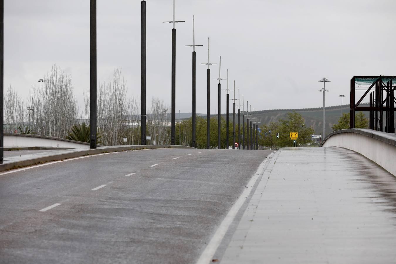 Las calles desiertas de un domingo de coronavirus en Córdoba, en imágenes