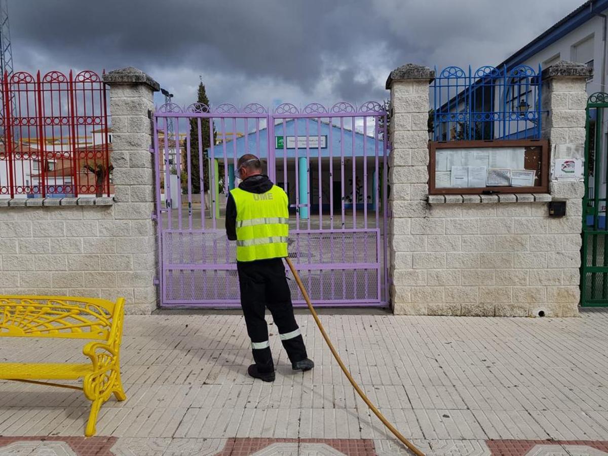 FOTOS: La UME desinfecta Alcalá del Valle