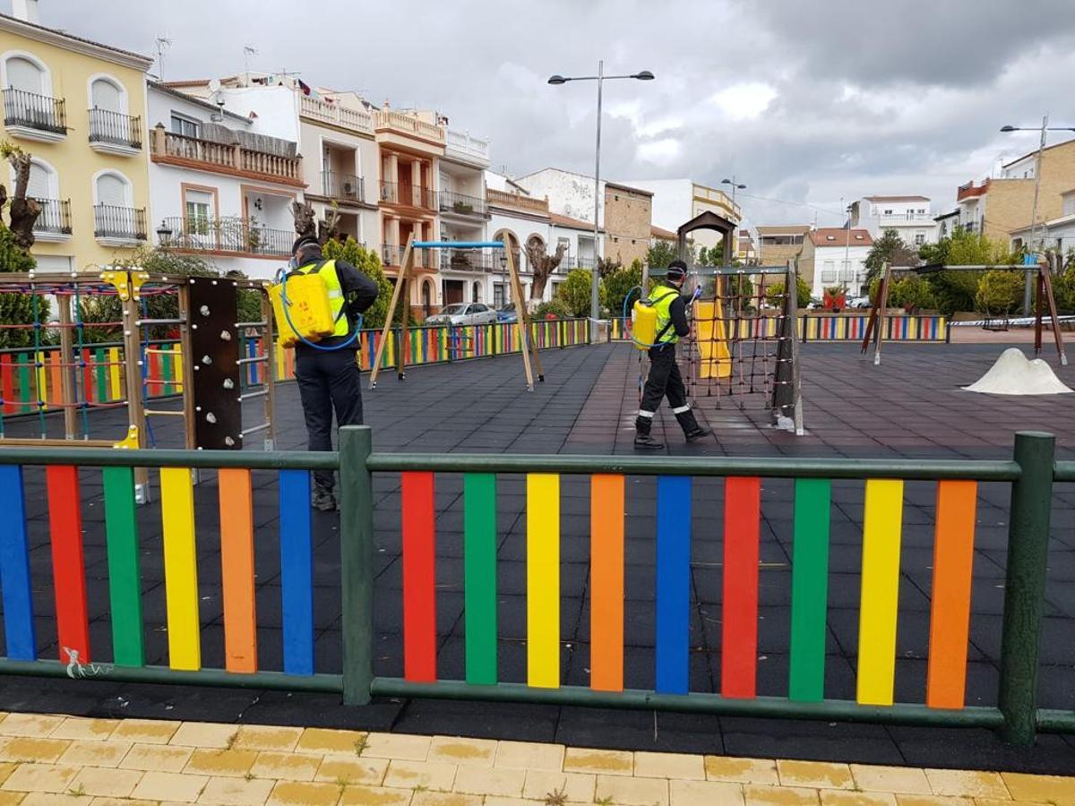 FOTOS: La UME desinfecta Alcalá del Valle