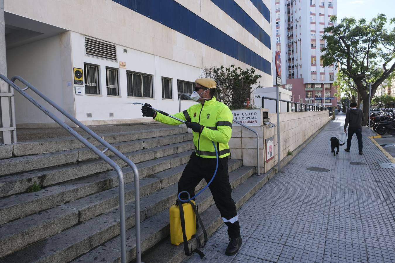 FOTOS: La UME desinfecta varias zonas de Cádiz