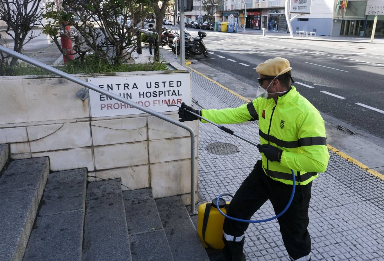 FOTOS: La UME desinfecta varias zonas de Cádiz