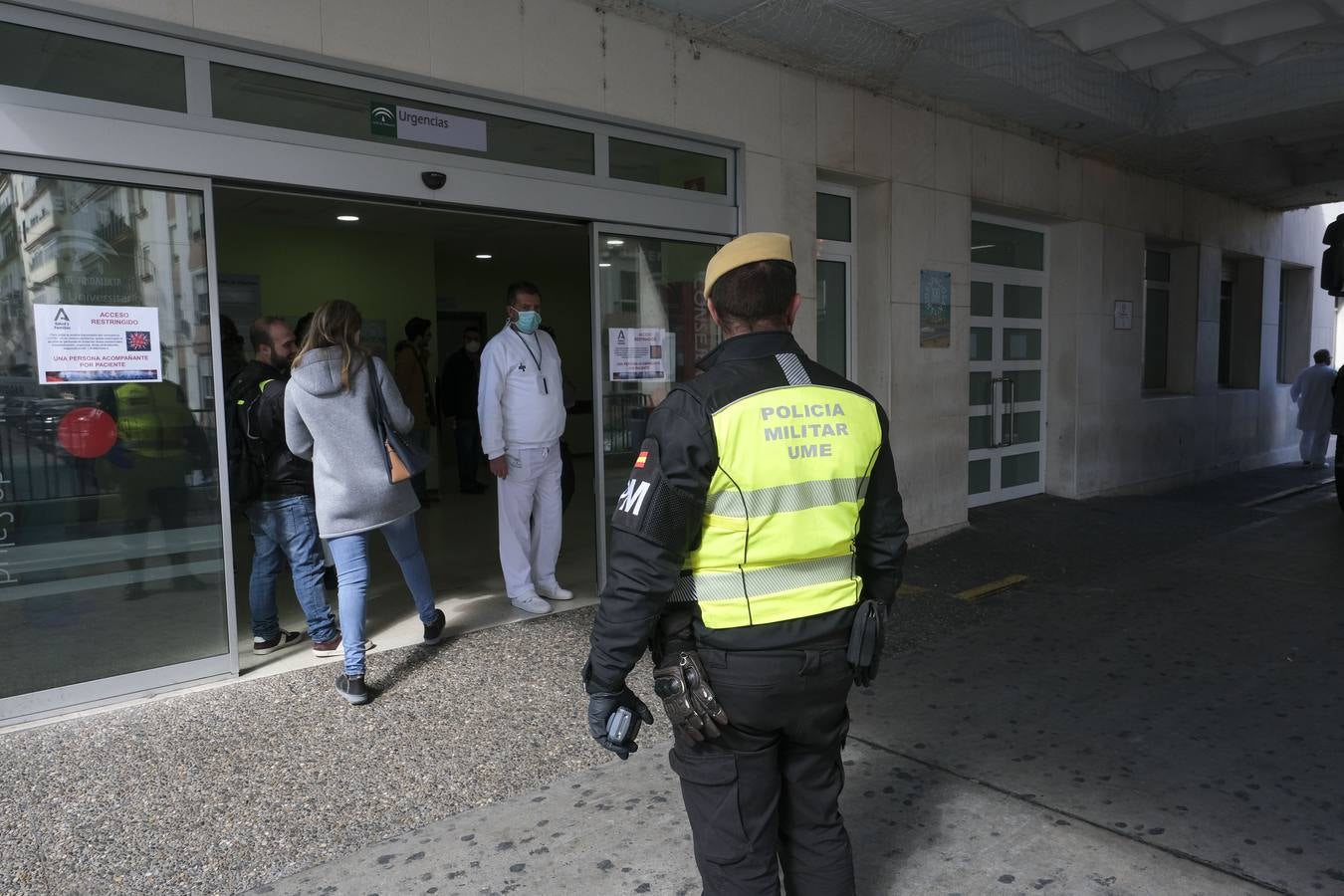 FOTOS: La UME desinfecta varias zonas de Cádiz