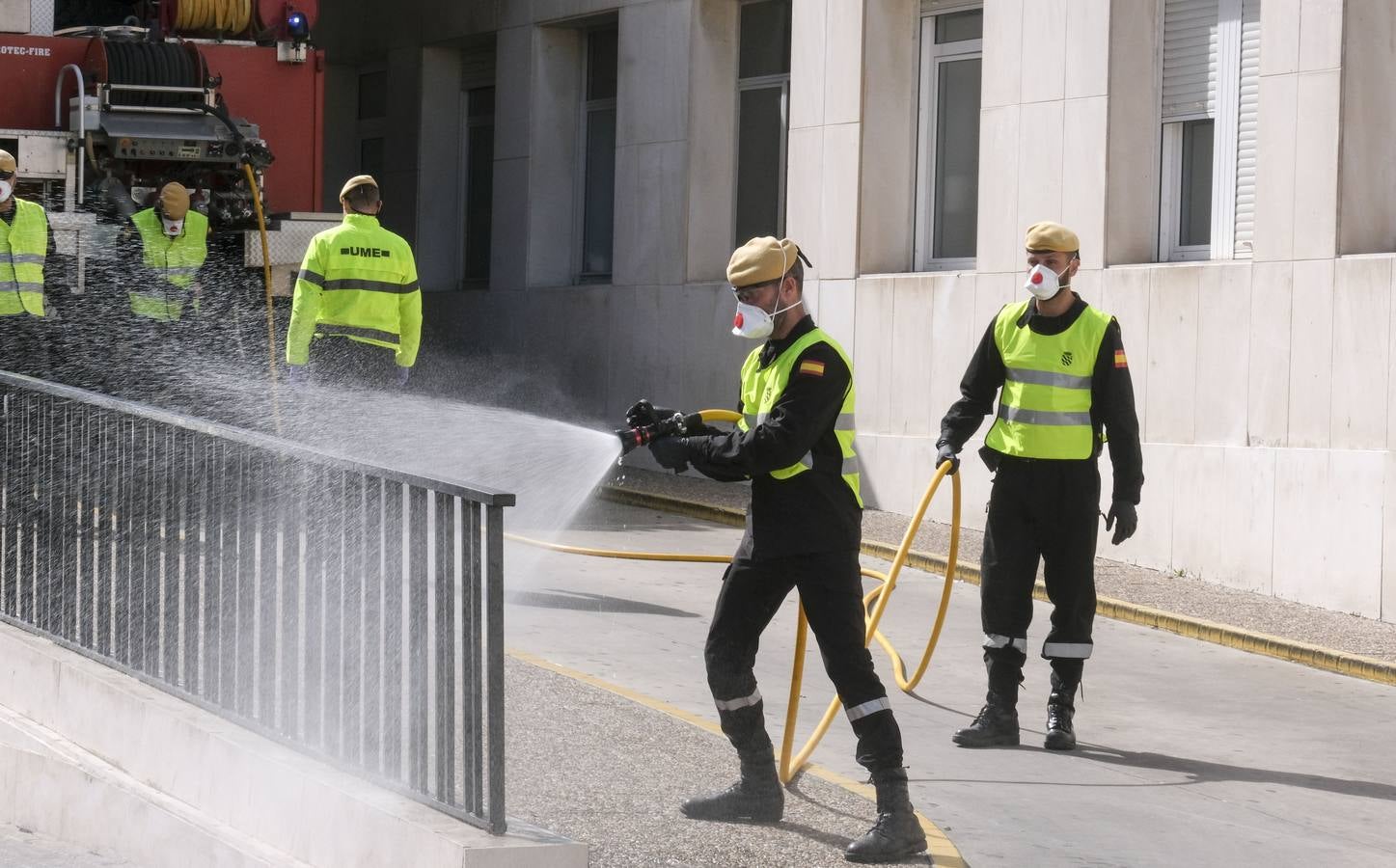 FOTOS: La UME desinfecta varias zonas de Cádiz