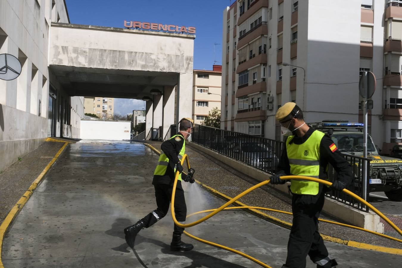 FOTOS: La UME desinfecta varias zonas de Cádiz