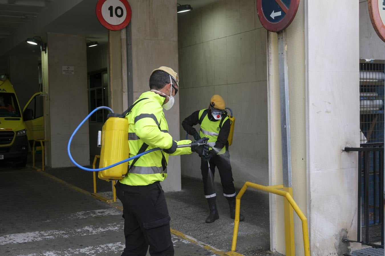 FOTOS: La UME desinfecta varias zonas de Cádiz