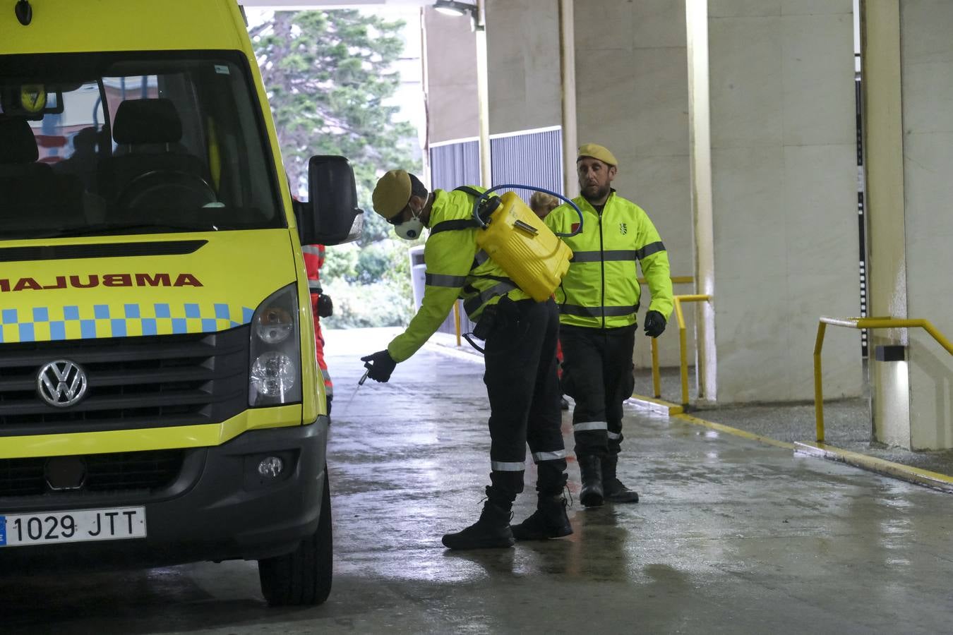 FOTOS: La UME desinfecta varias zonas de Cádiz