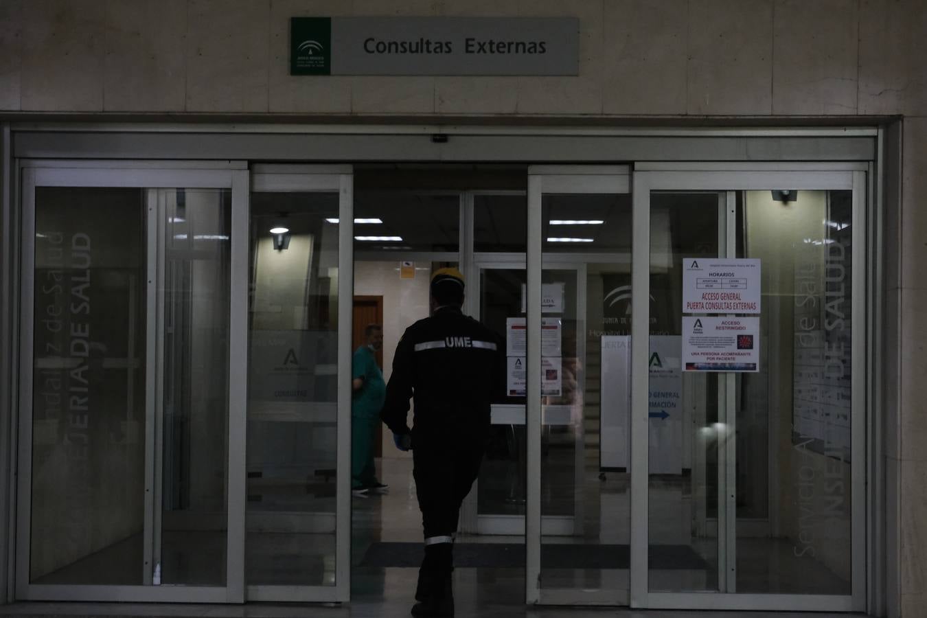 FOTOS: La UME desinfecta varias zonas de Cádiz