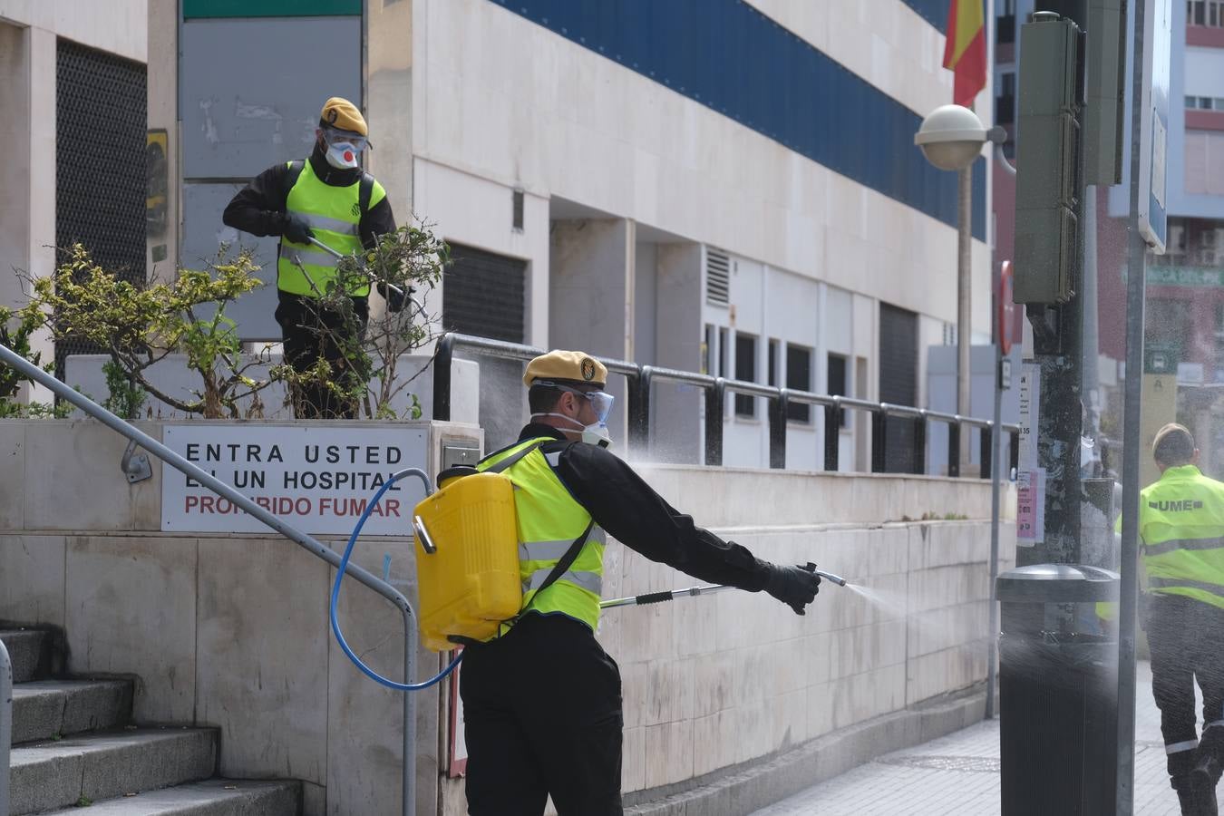 FOTOS: La UME desinfecta varias zonas de Cádiz