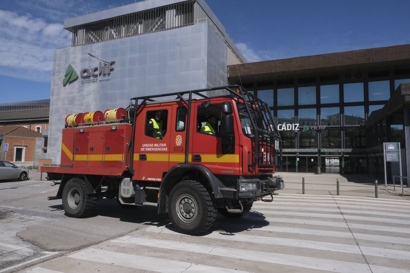 FOTOS: La UME desinfecta varias zonas de Cádiz