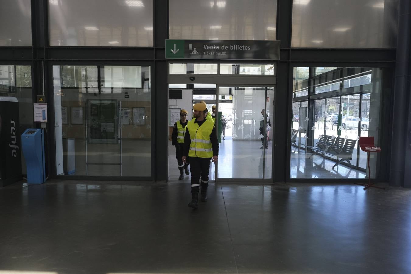 FOTOS: La UME desinfecta varias zonas de Cádiz