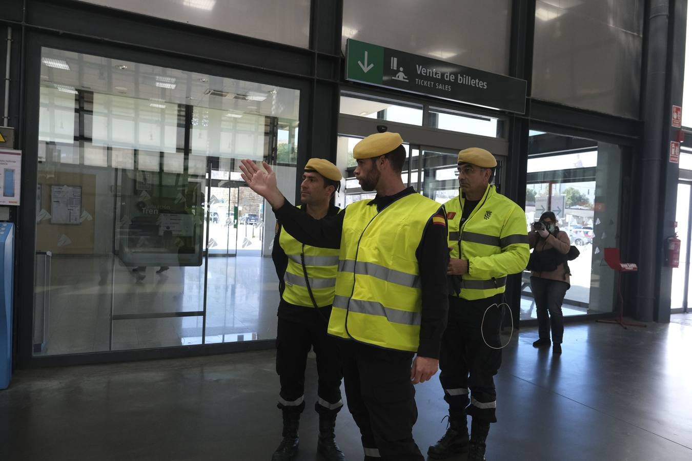 FOTOS: La UME desinfecta varias zonas de Cádiz