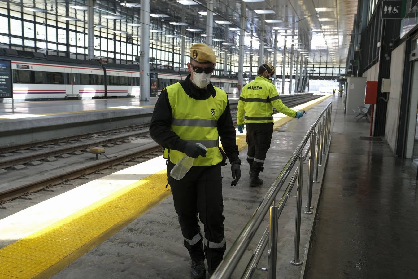 FOTOS: La UME desinfecta varias zonas de Cádiz