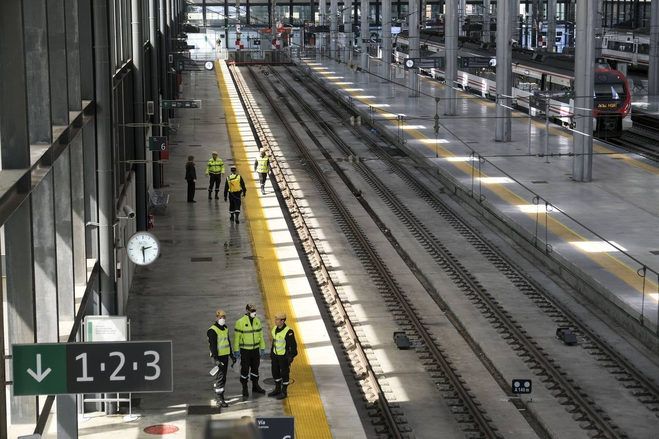 FOTOS: La UME desinfecta varias zonas de Cádiz