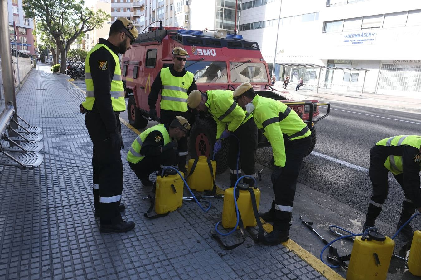 FOTOS: La UME desinfecta varias zonas de Cádiz