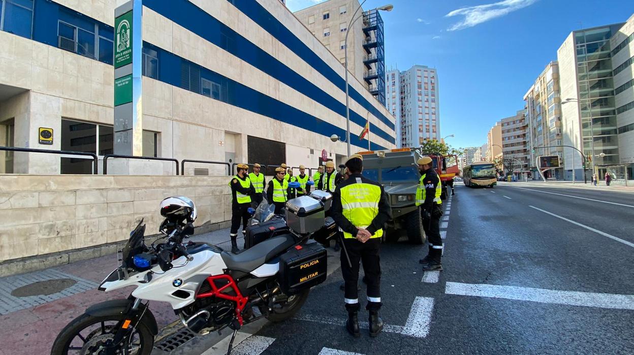 FOTOS: La UME desinfecta varias zonas de Cádiz