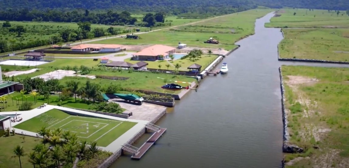 Helipuerto y muelle privados - La mansión de Neymar en Brasil. La residencia fue adquirida en el 2016 por un precio de 8 millones de euros y él mismo declaró que se trataba de la casa de sus sueños. Aislada y con altas medidas de seguridad, cuenta además con un helipuerto para que pueda desplazarse sin ningún tipo de problema.
