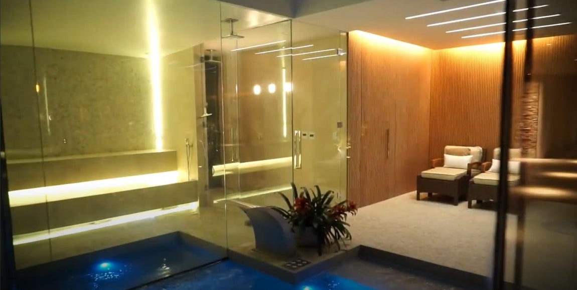 Spa, jacuzzi y sauna - La mansión de Neymar en Brasil. La piscina climatizada cuenta cuenta también con un SPA, sauna, jacuzzi y baño turco. No le falta detalle