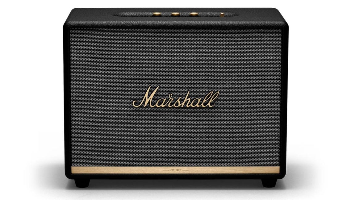 Altavoz Woburn II con Bluetooth, de Marshall. Ideal si te va la estética vintage. El modelo Woburn II es el más grande de la línea Marshall, ofrece un sonido robusto, procesa los agudos altos de forma limpia y los graves bajos con facilidad, y además tiene una gama media nítida y vívida. Además, la estructura de madera contribuye a crear un sonido cálido y natural. Precio: 509€