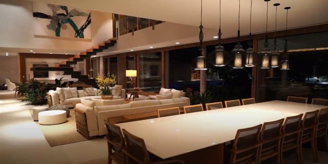 Su refugio favorito - La mansión de Neymar en Brasil. Esta no es la primera vez que el jugador se refugia en esta residencia, en el 2018, antes del Mundial de Rusia pasó allí varios meses para recuperarse de su lesión en el metatarso.