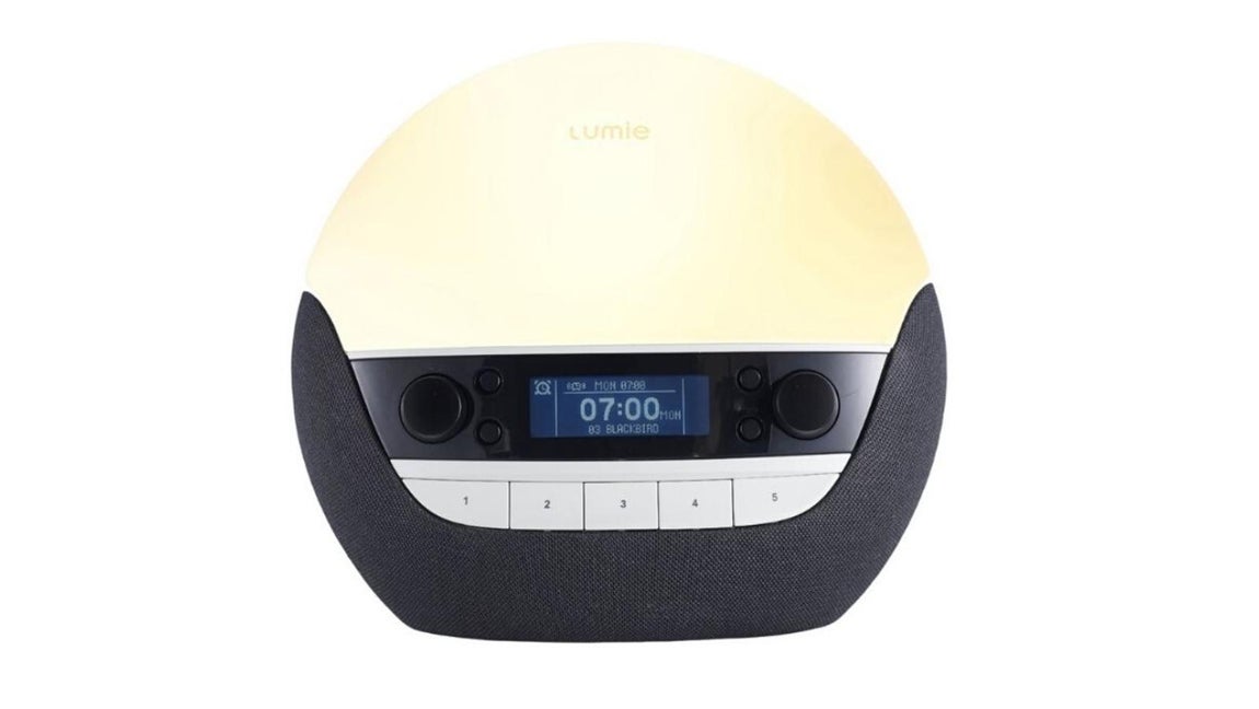 Despertador Lumie Bodyclock Luxe 750d. Está científicamente demostrado que despertarse con luz natural ayuda a que estemos más relajados y contentos a lo largo del día y este dispositivo posee todos los ingredientes para que te levantes siempre de buen humor: una gran variedad de intensidades tanto de tonos como sonidos regulables y un diseño minimalista. Precio: 289€