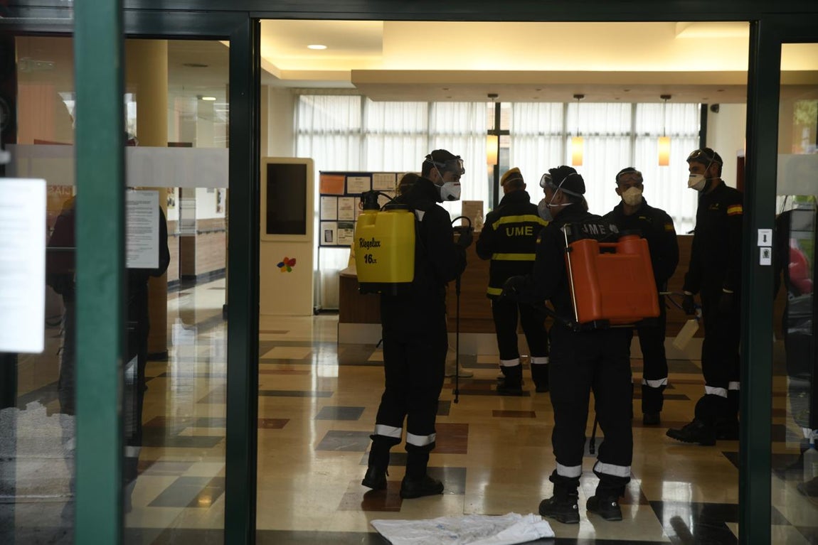 El Ume, en las residencias de ancianos. Miembros de la Ume se disponen a intervenir en un geriátrico madrileño afectado por la pandemia. El 20% de las residencias están afectadas por el virus. Actuarán en aquellas que se vean desbordadas