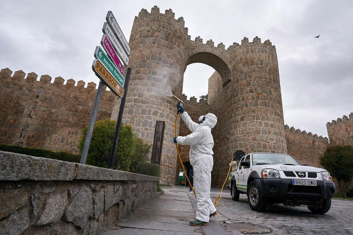 Ávila. Un operario desinfecta el mobiliario urbano junto a la murallas abulenses