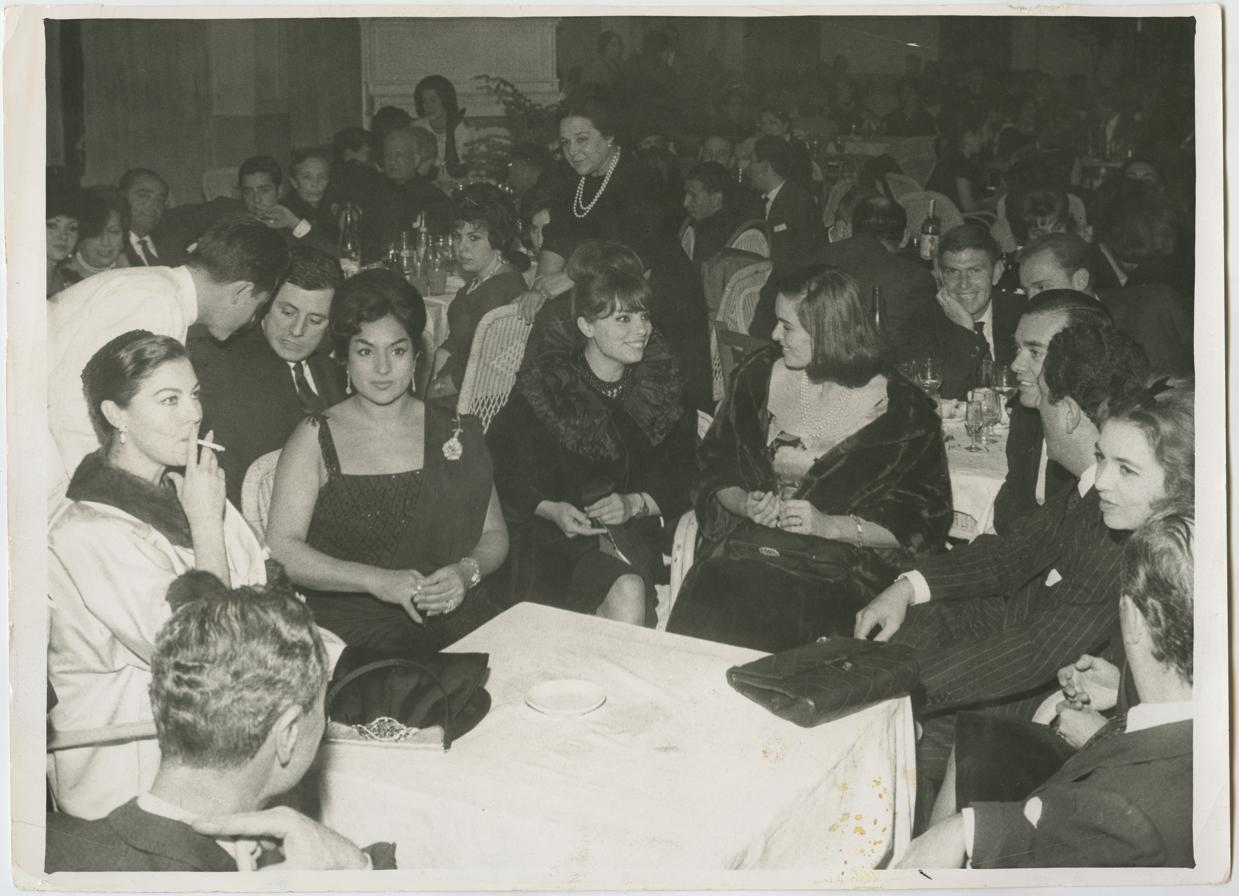 Bautizo de Antonio Flores, hijo de Lola Flores y Antonio González. De izquierda a derecha: Ava Gardner, Lola Flores, María Cuadra y Lucía Bosé. 