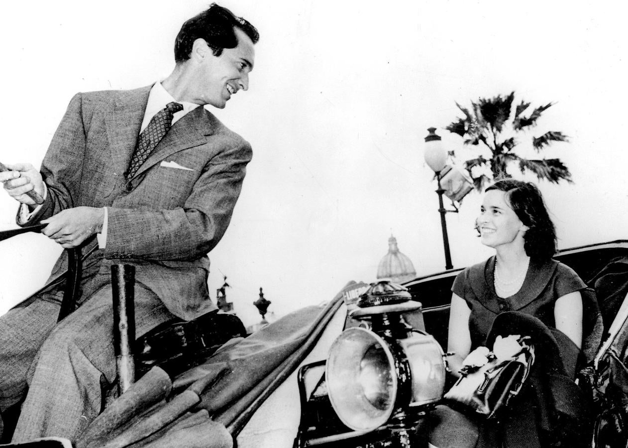 Luis Miguel Dominguín paseando en un coche de caballos por Roma junto a Lucía Bosé. 