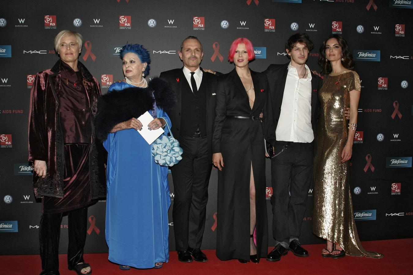 Lucía Dominguín, Lucía Bosé, Miguel Bosé, Bimba Bosé, Nicolás Coronado y Eugenia Silva a su llegada a la gala para recaudar fondos de la investigación y la prevención del sida en 2011. 