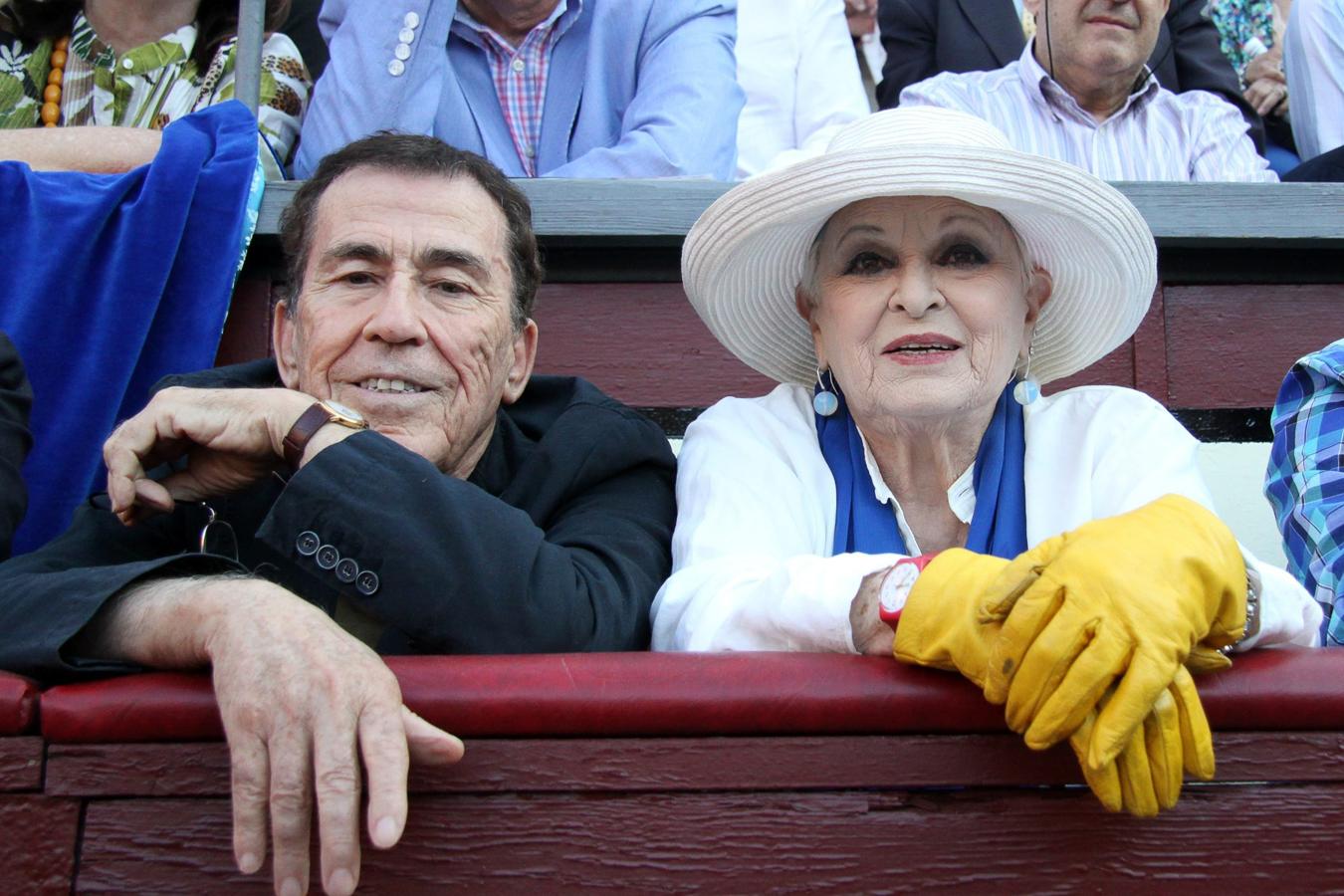 Lucía Bosé posa junto al escritor Sánchez en la plaza de toros de las Ventas en 2012. Se trató de la vuelta a los ruedos de la actriz después de medio siglo. 