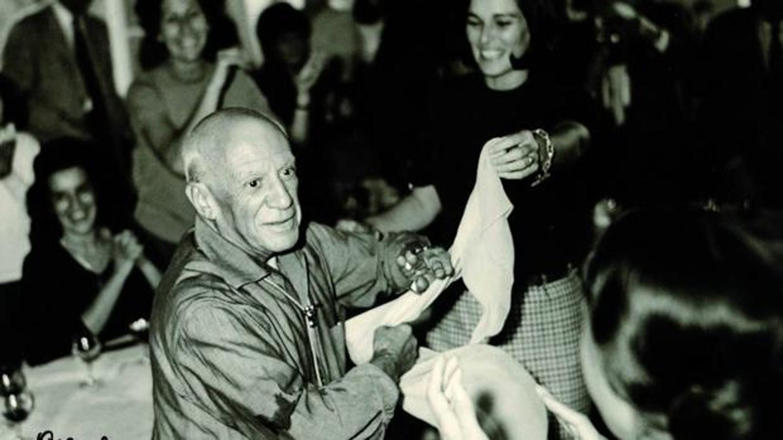 En el 80 cumpleaños de Picasso vemos como en un momento de la celebración el pintor baila con Lucía Bose. 