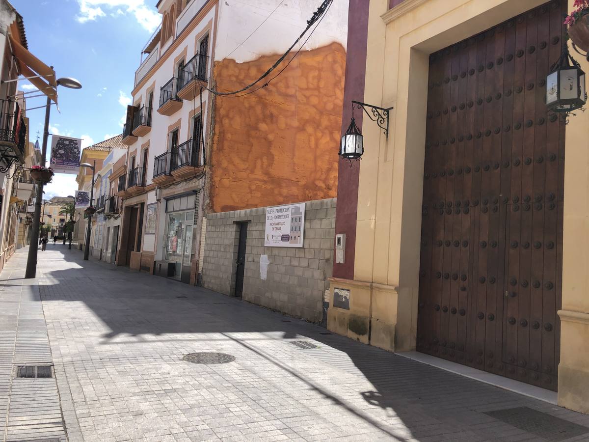 Puerta de la Hermandad del Santo Entierro de Dos Hermanas en la calle Nuestra Señora de Valme