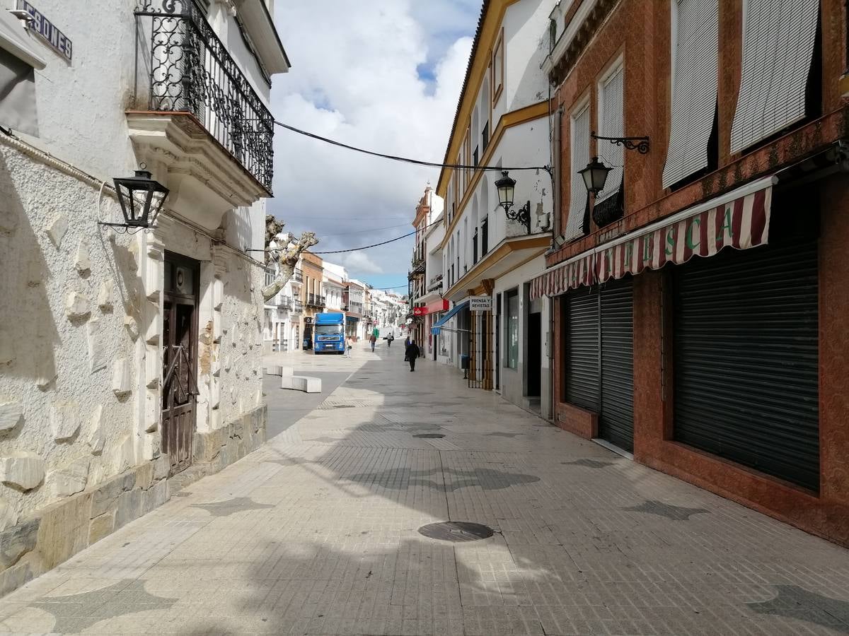 Coronavirus en Sevilla: Calles desiertas en Constantina, cumpliendo con el estado de alarma