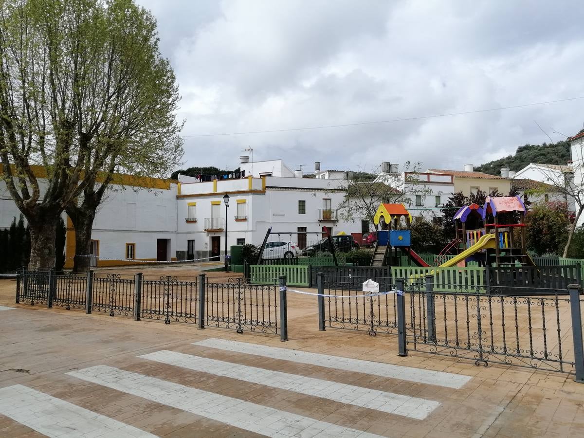 Coronavirus en Sevilla: Calles desiertas en Constantina, cumpliendo con el estado de alarma