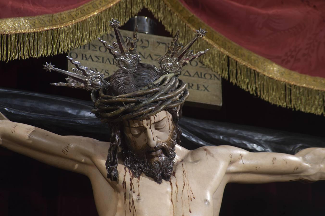 El altar de quinario del Cristo de los Desamparados del Santo Ángel