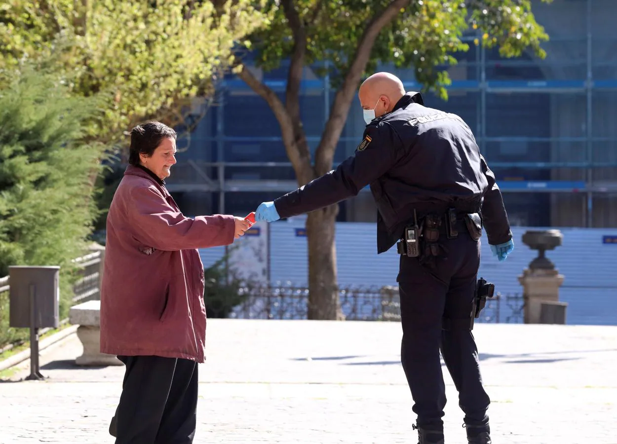 Salamanca. Un agente de la Policía Nacional ofrece un paquete de kleenex a una mujer desorientada