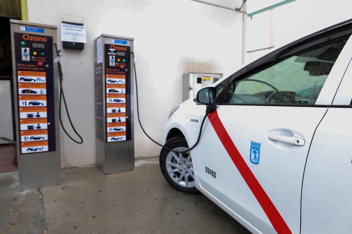 Desinfección de coches con ozono. En Pinto (Madrid), han puesto en marcha varios puestos de desinfección de vehículos con ozono. Transportes públicos, vehículos policiales y ambulancias pueden hacerlo gratis