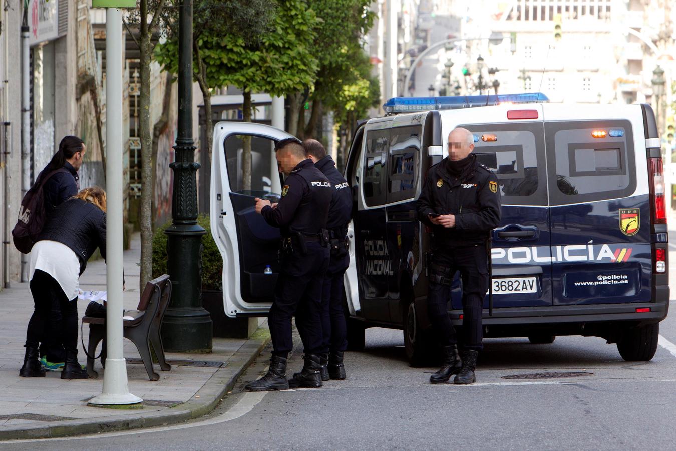 Vigo. La Policía Nacional realiza un control a una pareja que paseaba por la capital incumpliendo las órdenes de estado de alerta