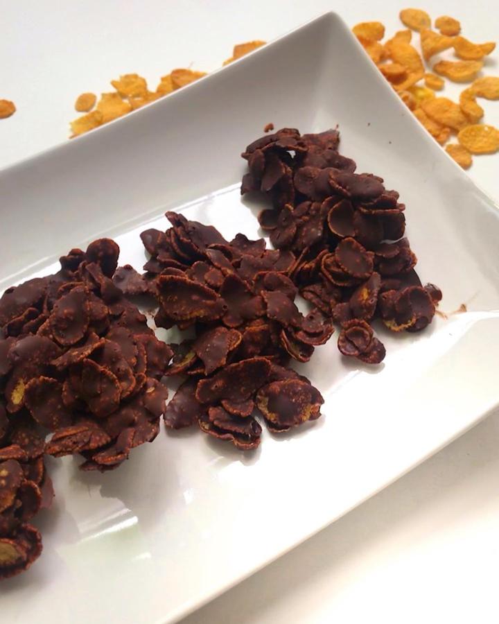 Barrita de cereales y chocolate. Con copos de cereales de maíz, chocolate del 92% y aceite de coco, ya tienes listas estas ricas barritas. Fátima Japón dice que hay que poner en un cuenco el chocolate, el añadir el aove y lo metes en el microondas hasta que esté derretido. Después se añaden los copos de maíz y... ¡Listo!