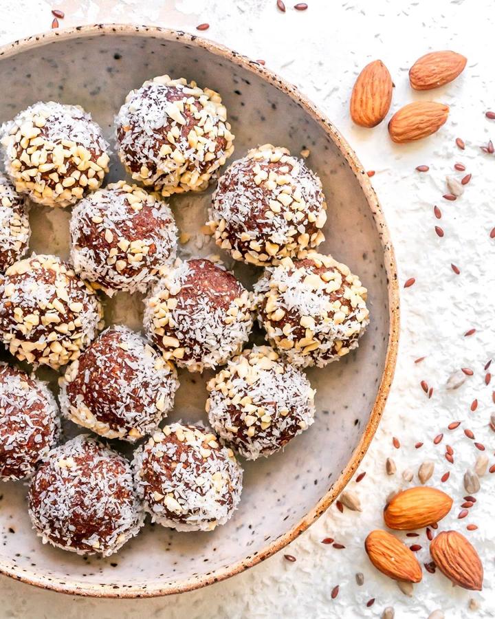 Bolitas energéticas. Si buscas el complemento perfecto a tu rutina de ejercicios, estas bolitas «energéticas» de dátiles, almendras crudas, nueces y un toque de cacao de <a href="https://www.instagram.com/p/B9_C8pep9Jw/" target="_blank">@health.over.heels</a> son nutritivas, deliciosas y fáciles de hacer.
