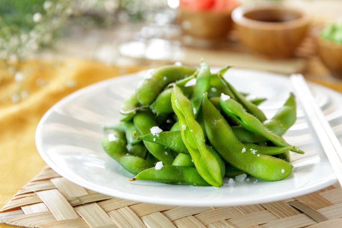 Edamame. Fueron el descubrimiento de 2019 gracias a <a href="https://www.abc.es/bienestar/alimentacion/abci-carlos-rios-solo-10-por-ciento-comemos-pueden-ultraprocesados-201910080150_noticia.html" target="_blank">Carlos Ríos</a>, y desde entonces uno de los snacks más vendidos y solicitados. Los <a href="https://www.abc.es/bienestar/alimentacion/abci-nutricionistas-recomiendan-comer-edamames-y-como-prepararlos-202003090149_noticia.html" target="_blank">edamames </a>son una excelente fuente de proteína vegetal y para tomarlos solo necesitarás cocerlos y rehogarlos a su vez con ajo y algún otro ingrediente como pueden ser semillas, vegetales o <a href="https://www.abc.es/bienestar/alimentacion/abci-especias-combinan-mejor-cada-alimento-201910300120_noticia.html" target="_blank">especias</a>.