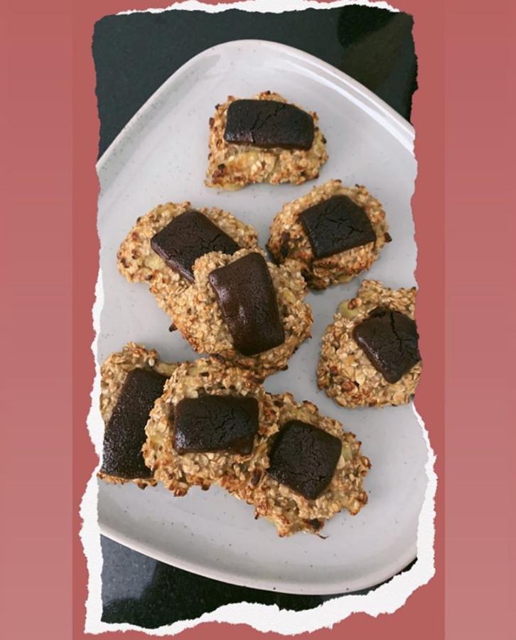 Galletas de avena, plátano y chocolate. La influencer <a href="https://www.abc.es/bienestar/alimentacion/recetas-saludables/abci-galletas-saludables-mery-turiel-hechas-tres-ingredientes-201911250027_noticia.html" target="_blank">Mery Turiel</a> mostró en su cuenta de Instagram cómo hacer unas saludables galletas con solo tres ingredientes. Primero machaca el plátano, después añade <a href="https://www.abc.es/bienestar/alimentacion/abci-beneficios-avena-explican-nutricionistas-adoran-202002200152_noticia.html" target="_blank">avena </a>y pon encima, antes de hornear, una onza de chocolate puro.