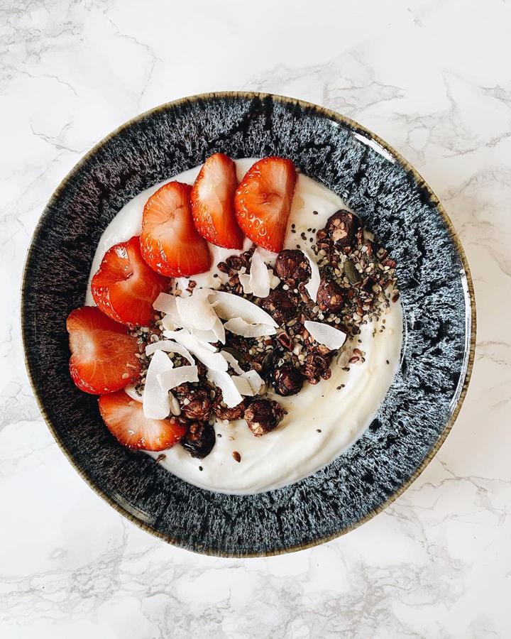 Queso quark con granola, fruta, semillas y coco. Esta opción es nutritiva, casi más para <a href="https://www.abc.es/bienestar/alimentacion/recetas-saludables/abci-desayunos-sanos-y-originales-para-sorprender-mananas-201910270158_noticia.html" target="_blank">desayuno</a>. La propuesta que hace Raquel Bernacer en su instagram <a href="https://www.instagram.com/raquel.bernacer/" target="_blank">@raquel.bernacer</a> es un preparado que incluye queso quark, granola de <a href="https://www.abc.es/bienestar/alimentacion/abci-cacao-201912191653_noticia.html" target="_blank">chocolate </a>(casera), <a href="https://www.abc.es/bienestar/alimentacion/abci-fresa-201909240903_noticia.html" target="_blank">fresas</a>, semillas y coco deshidratado. Cuidar la presentación es fundamental para que además de rico te resulte atractivo a la vista.