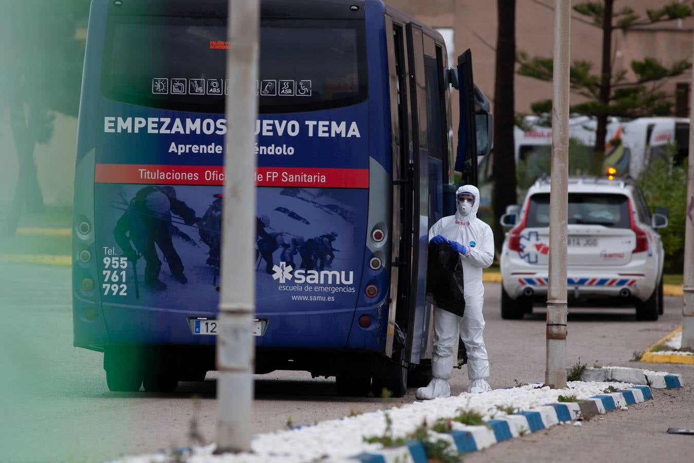 Coronavirus en Andalucía: en imágenes, el traslado de los ancianos de la residencia de Alcalá del Valle