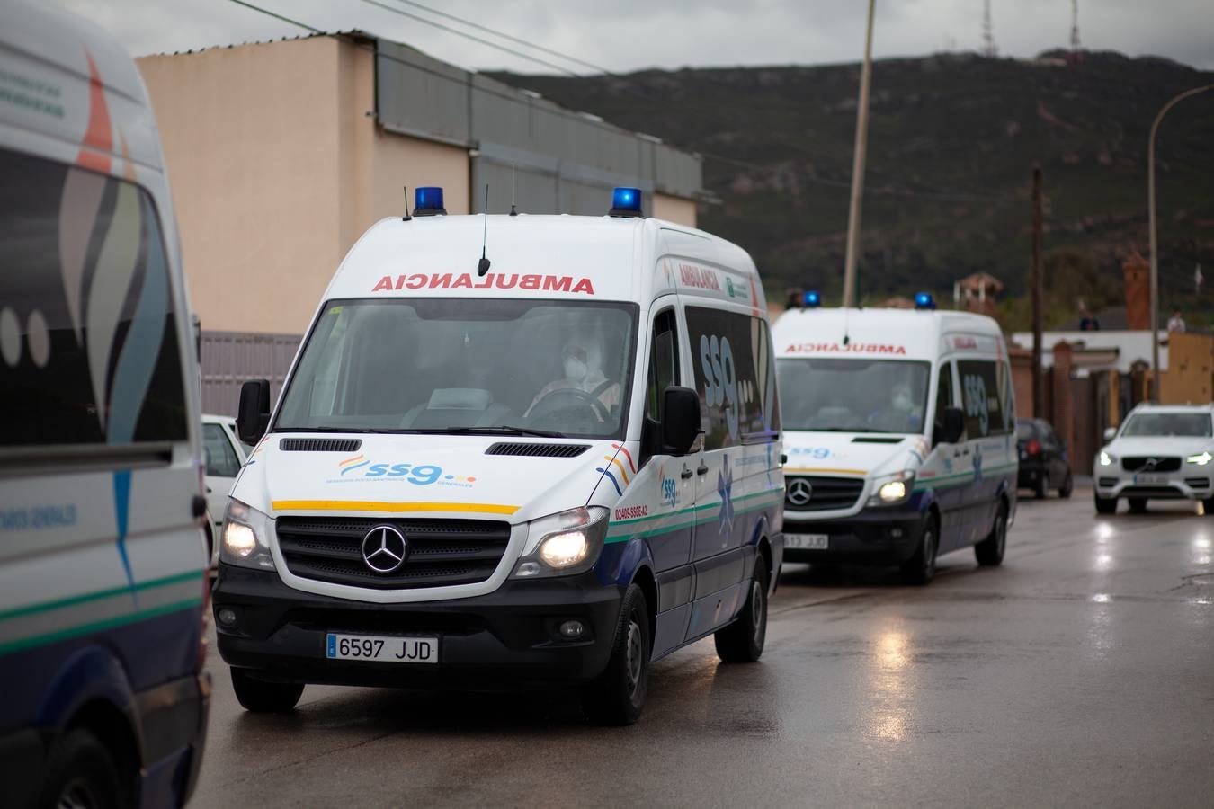 Coronavirus en Andalucía: en imágenes, el traslado de los ancianos de la residencia de Alcalá del Valle