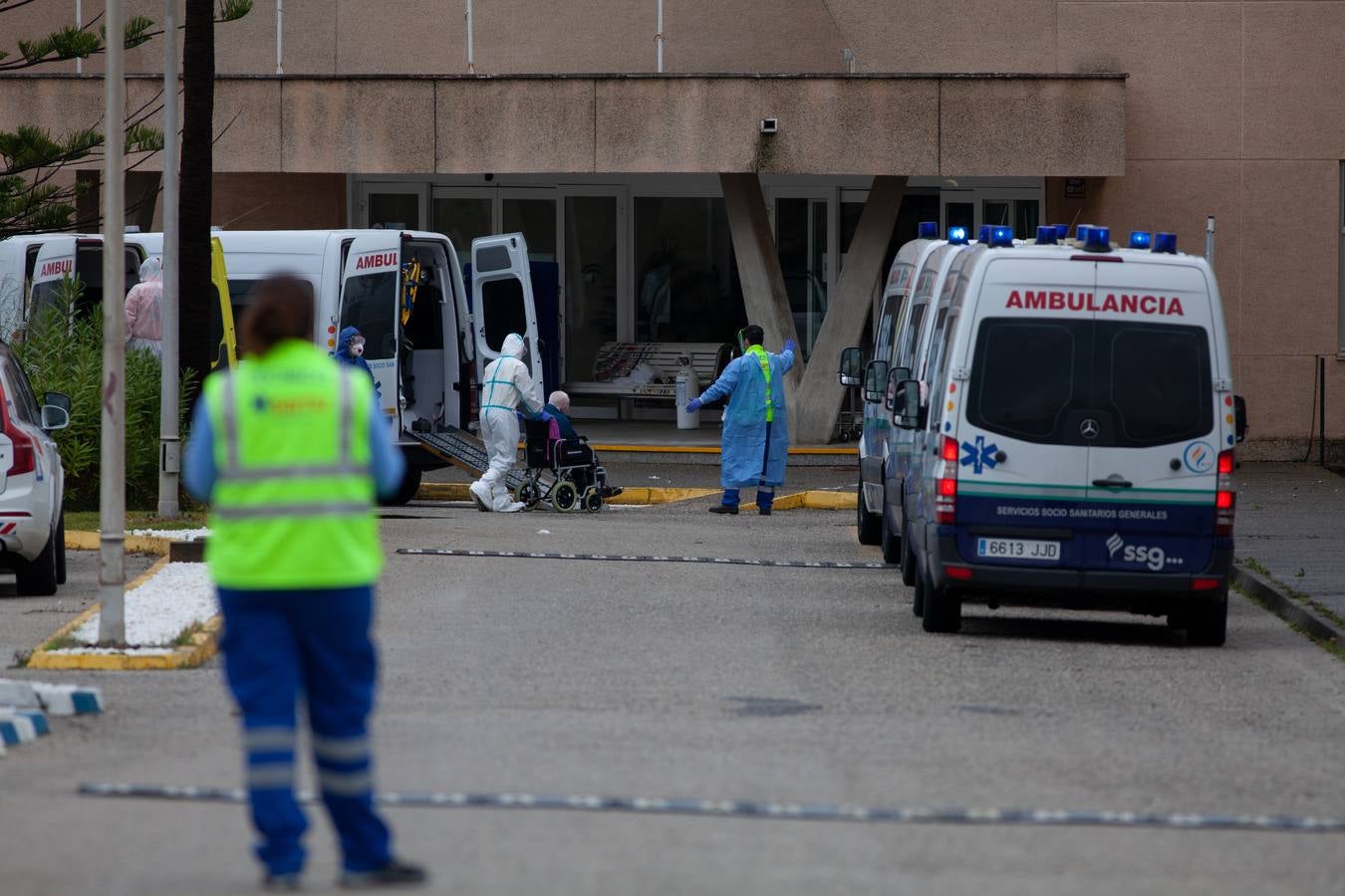 Coronavirus en Andalucía: en imágenes, el traslado de los ancianos de la residencia de Alcalá del Valle